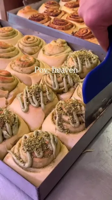 Cinnamon buns met pistache, vers uit de oven