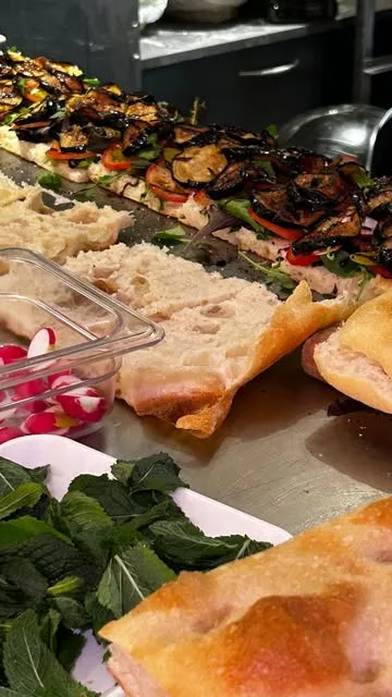 Focaccia met gegrilde groenten op de toonbank van Sam's Bakery